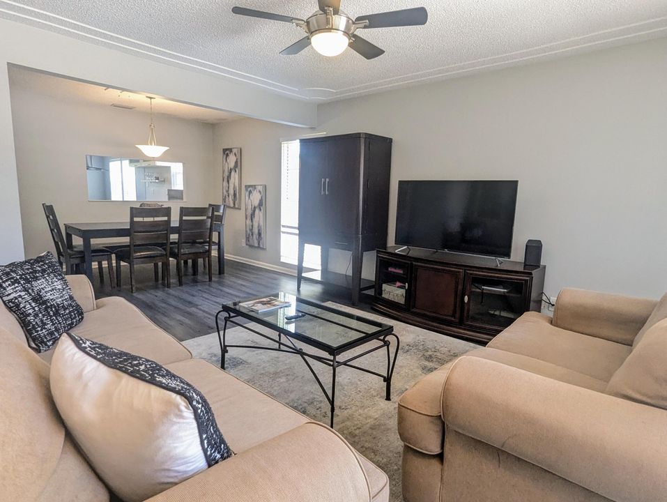 Active With Contract: $2,400 (2 beds, 2 baths, 1120 Square Feet)