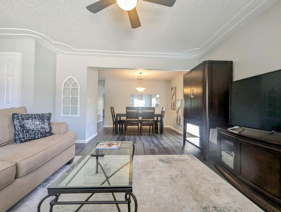 Active With Contract: $2,400 (2 beds, 2 baths, 1120 Square Feet)