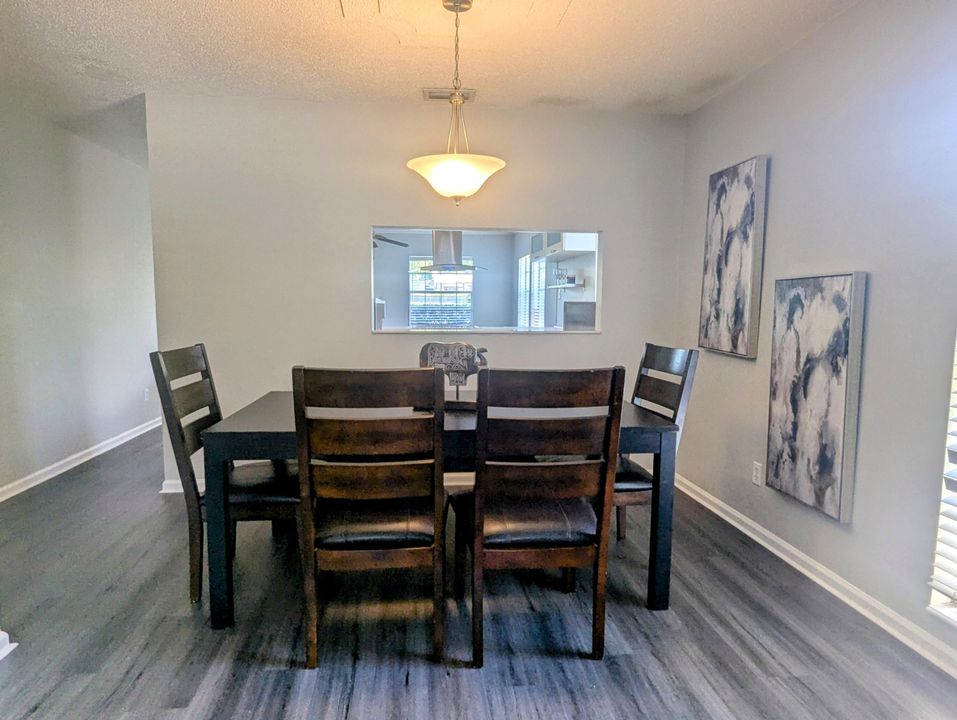 Active With Contract: $2,400 (2 beds, 2 baths, 1120 Square Feet)