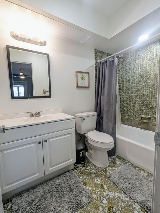 Active With Contract: $2,400 (2 beds, 2 baths, 1120 Square Feet)