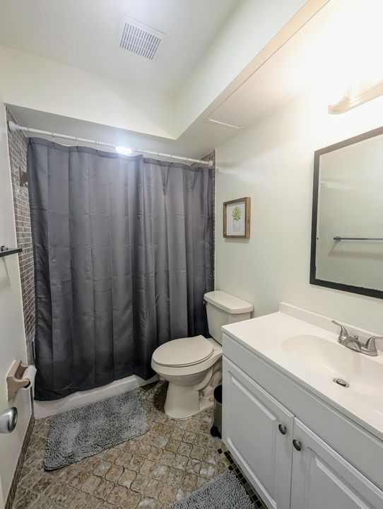 Active With Contract: $2,400 (2 beds, 2 baths, 1120 Square Feet)