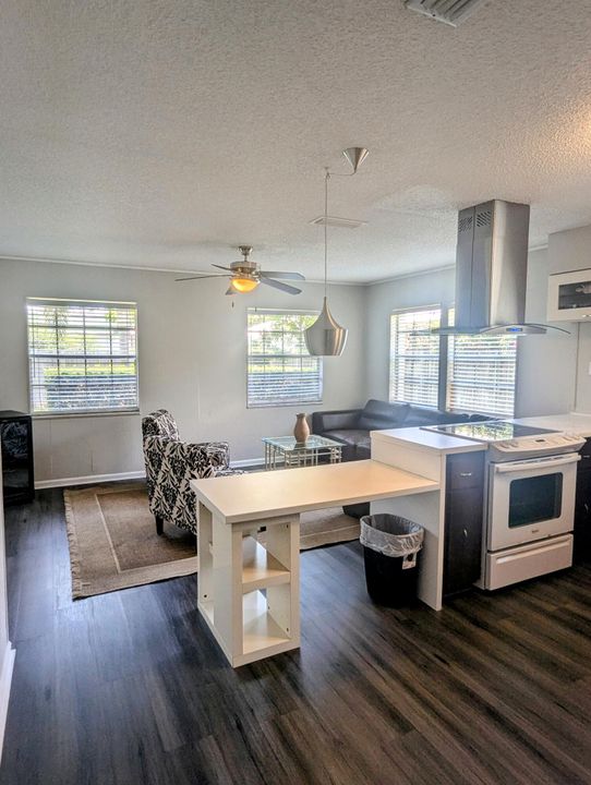 Active With Contract: $2,400 (2 beds, 2 baths, 1120 Square Feet)