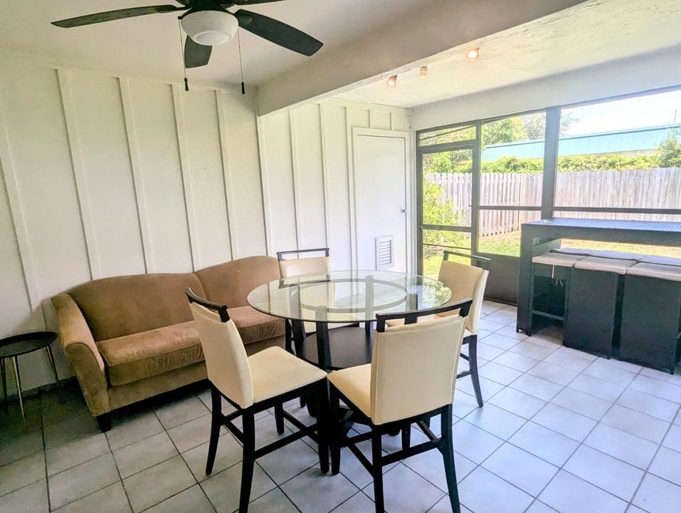 Active With Contract: $2,400 (2 beds, 2 baths, 1120 Square Feet)