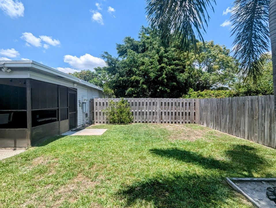 Active With Contract: $2,400 (2 beds, 2 baths, 1120 Square Feet)