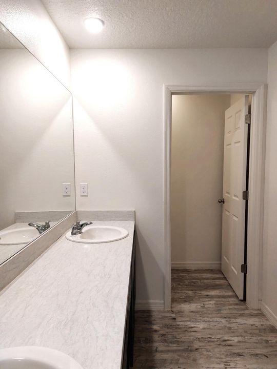 待售: $420,000 (4 贝兹, 2 浴室, 2040 平方英尺)