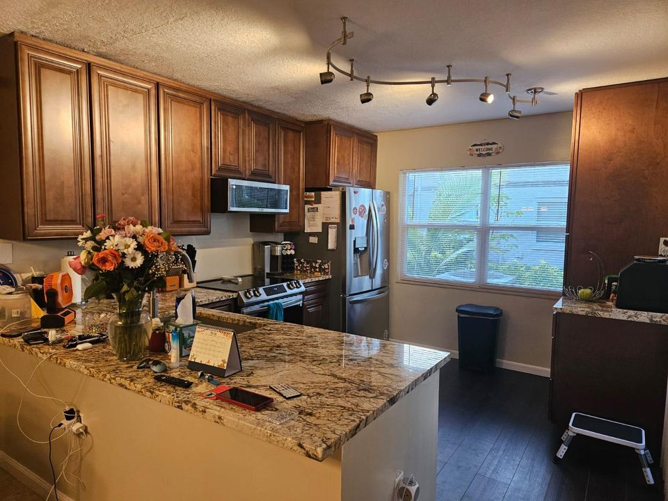 Vendido Recientemente: $300,000 (2 camas, 2 baños, 1398 Pies cuadrados)