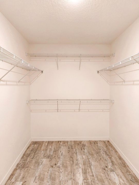 待售: $420,000 (4 贝兹, 2 浴室, 2040 平方英尺)