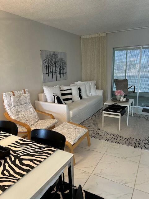 For Sale: $114,900 (1 beds, 1 baths, 894 Square Feet)