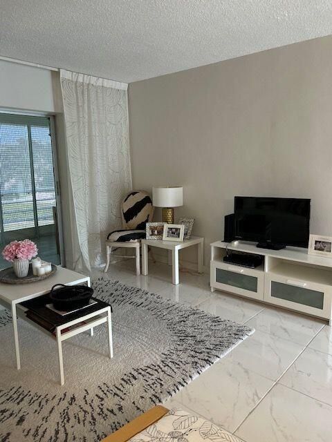 For Sale: $114,900 (1 beds, 1 baths, 894 Square Feet)