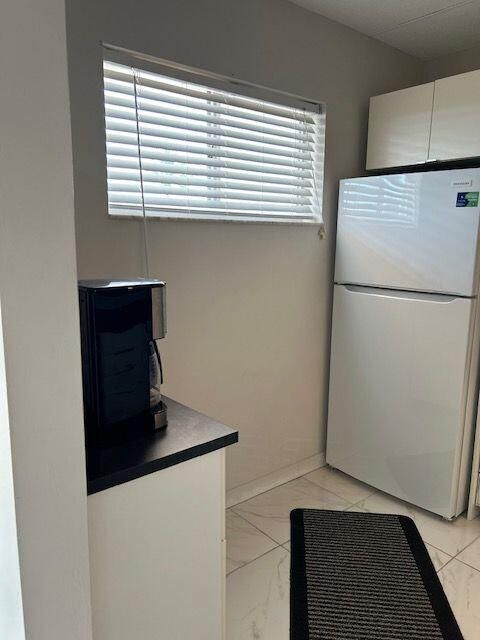 For Sale: $114,900 (1 beds, 1 baths, 894 Square Feet)