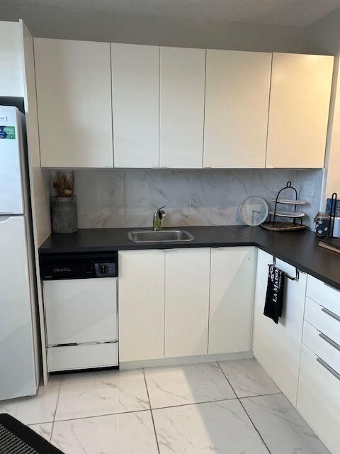 For Sale: $114,900 (1 beds, 1 baths, 894 Square Feet)