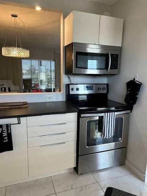 For Sale: $114,900 (1 beds, 1 baths, 894 Square Feet)
