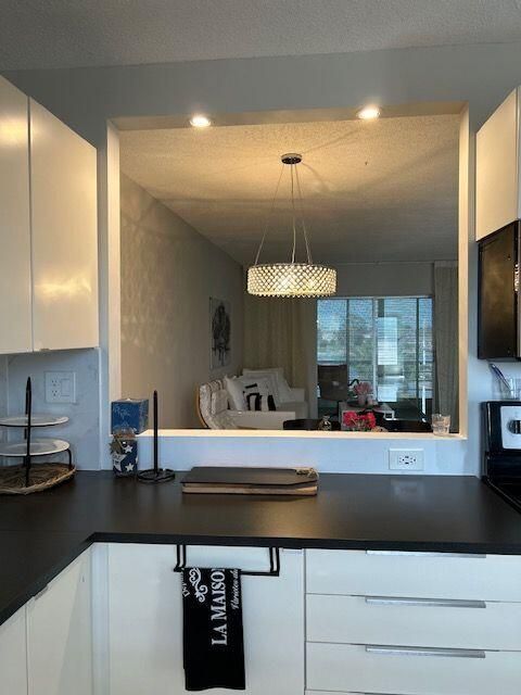 For Sale: $114,900 (1 beds, 1 baths, 894 Square Feet)