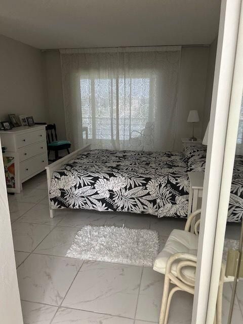 For Sale: $114,900 (1 beds, 1 baths, 894 Square Feet)