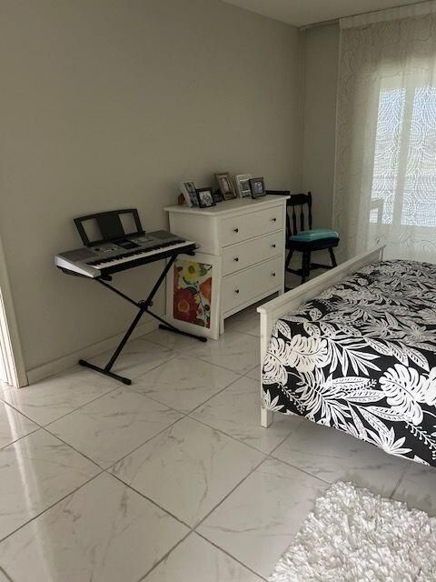 For Sale: $114,900 (1 beds, 1 baths, 894 Square Feet)