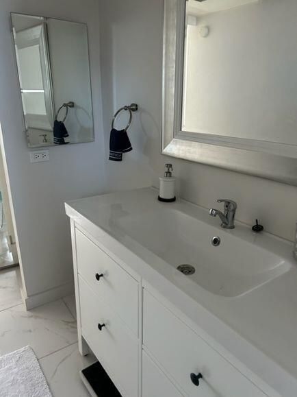 For Sale: $114,900 (1 beds, 1 baths, 894 Square Feet)