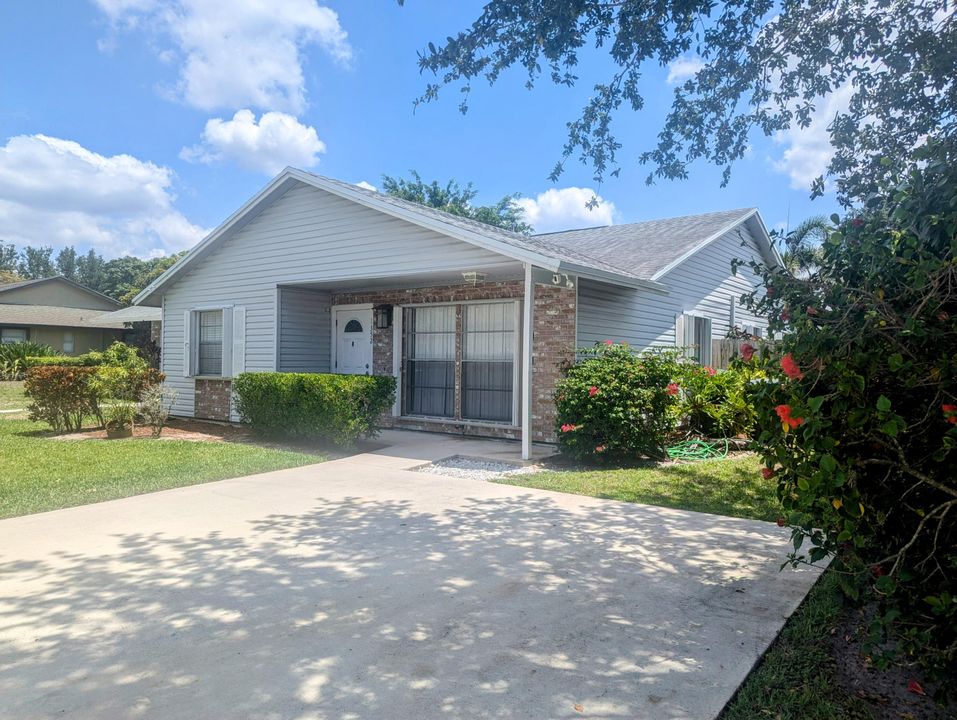 Active With Contract: $2,400 (2 beds, 2 baths, 1120 Square Feet)