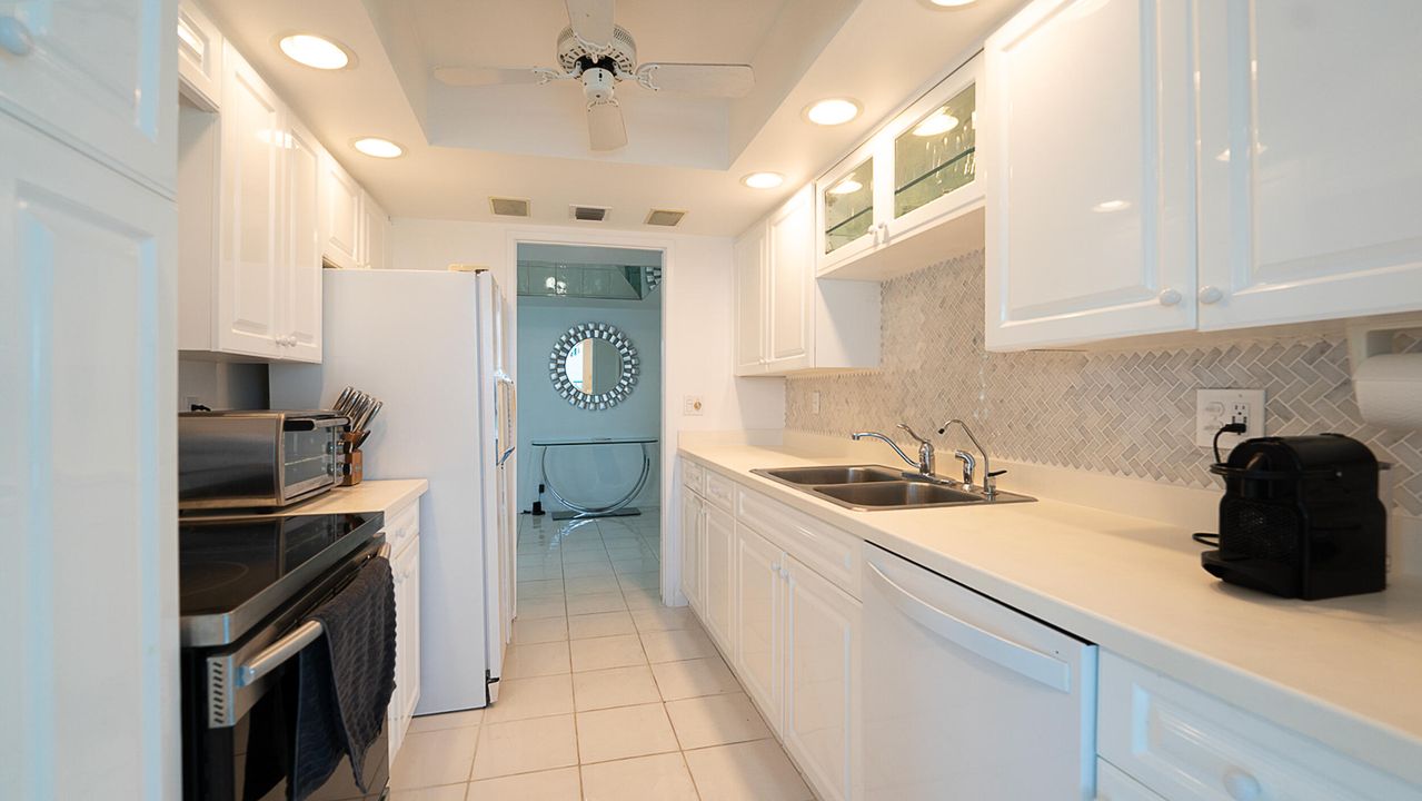 合同活跃: $7,500 (2 贝兹, 2 浴室, 1435 平方英尺)