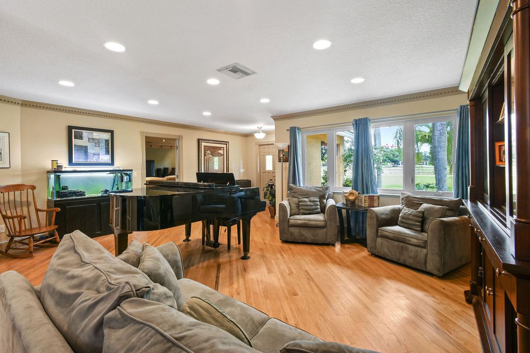 Под контрактом: $995,000 (5 спален, 3 ванн, 3978 Квадратных фут)