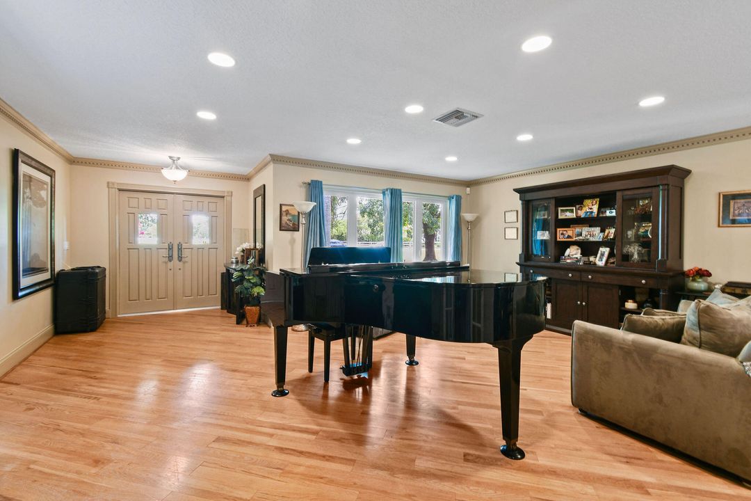 Под контрактом: $995,000 (5 спален, 3 ванн, 3978 Квадратных фут)