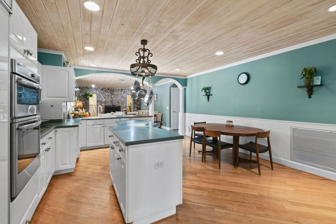 Под контрактом: $995,000 (5 спален, 3 ванн, 3978 Квадратных фут)