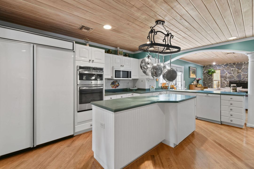 Под контрактом: $995,000 (5 спален, 3 ванн, 3978 Квадратных фут)