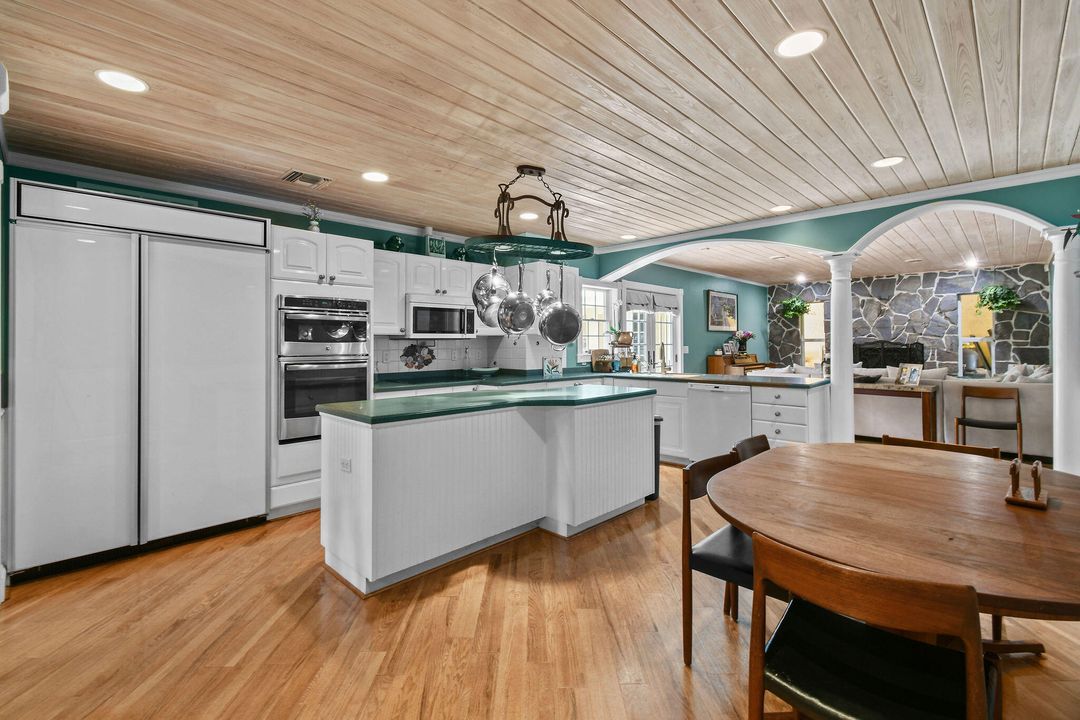 Под контрактом: $995,000 (5 спален, 3 ванн, 3978 Квадратных фут)