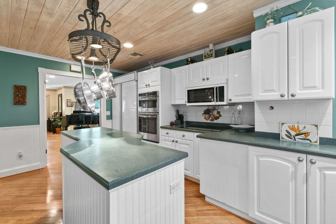 Под контрактом: $995,000 (5 спален, 3 ванн, 3978 Квадратных фут)