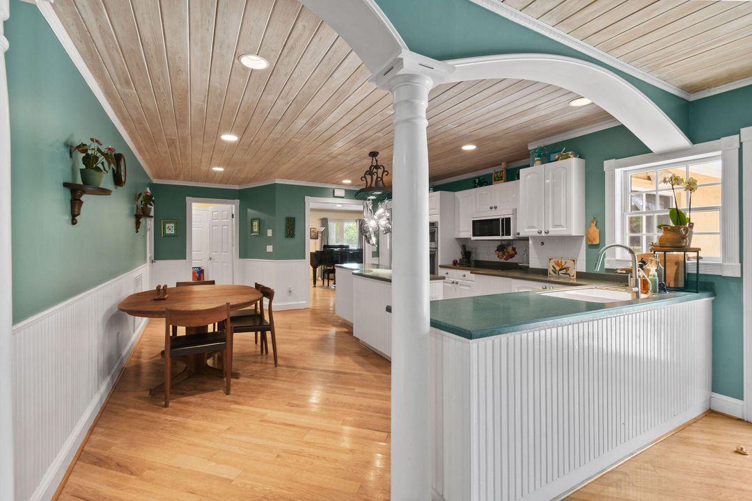 Под контрактом: $995,000 (5 спален, 3 ванн, 3978 Квадратных фут)