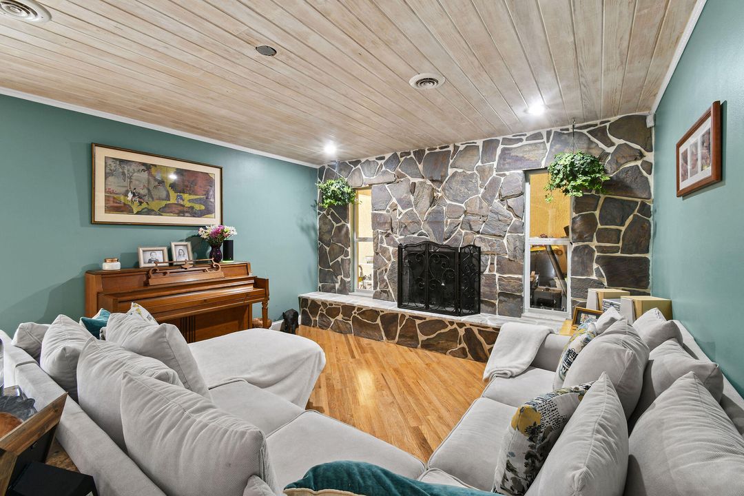 Под контрактом: $995,000 (5 спален, 3 ванн, 3978 Квадратных фут)