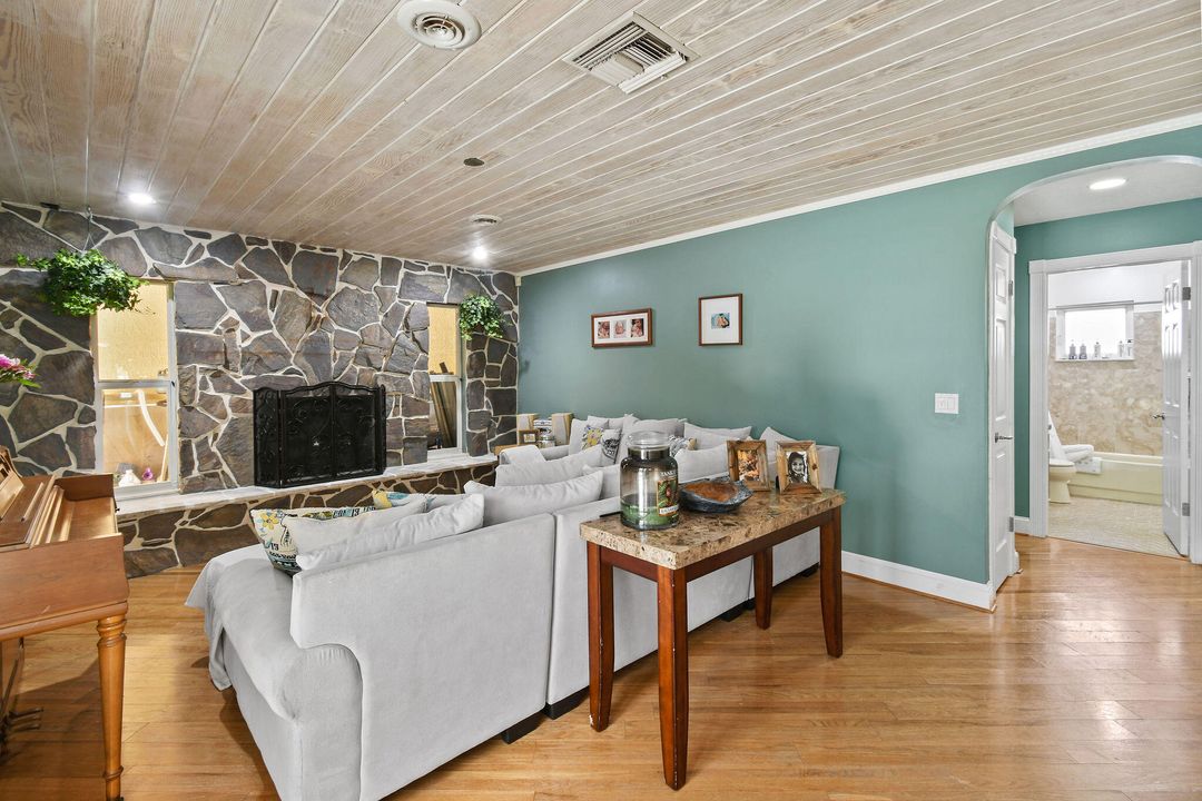 Под контрактом: $995,000 (5 спален, 3 ванн, 3978 Квадратных фут)