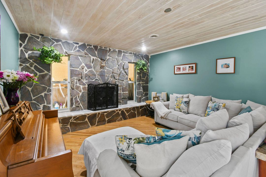 Под контрактом: $995,000 (5 спален, 3 ванн, 3978 Квадратных фут)