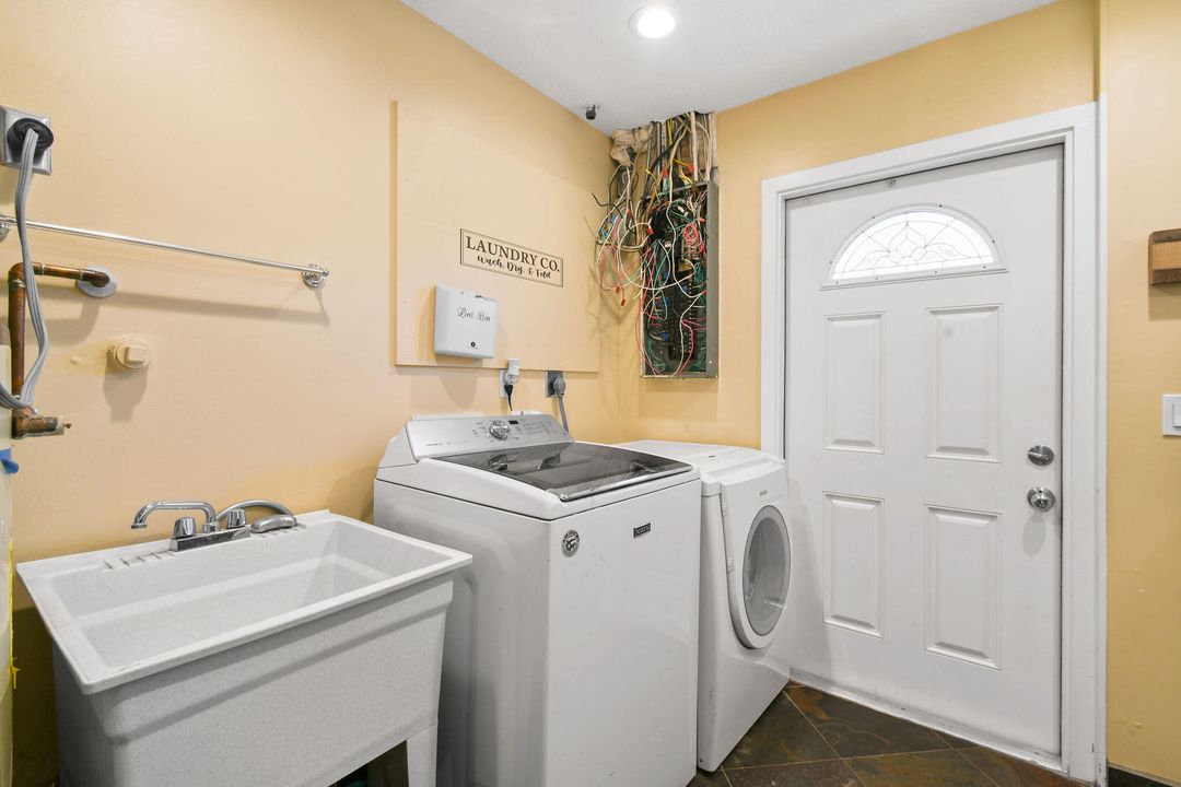 Под контрактом: $995,000 (5 спален, 3 ванн, 3978 Квадратных фут)