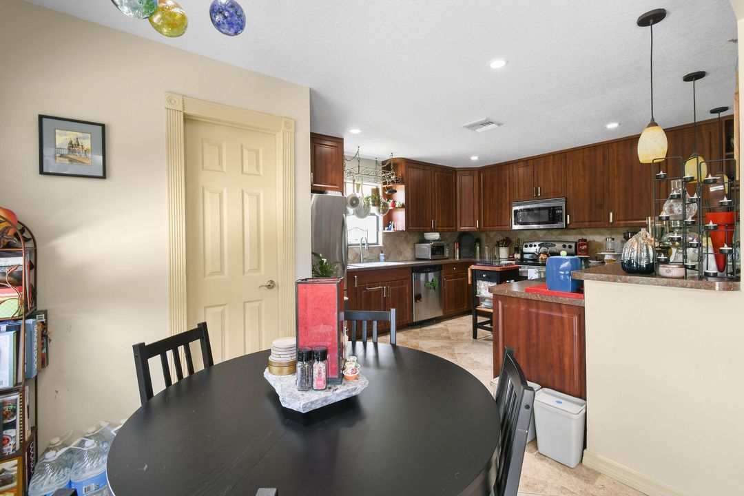 Под контрактом: $995,000 (5 спален, 3 ванн, 3978 Квадратных фут)