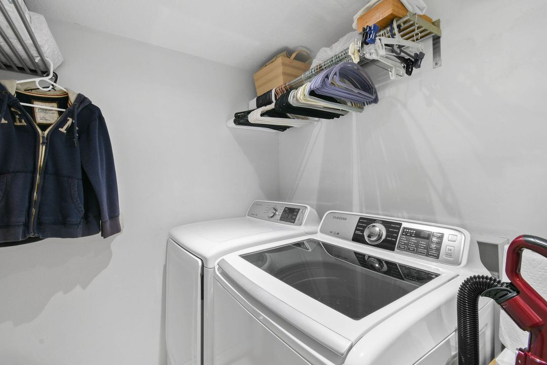 Под контрактом: $995,000 (5 спален, 3 ванн, 3978 Квадратных фут)