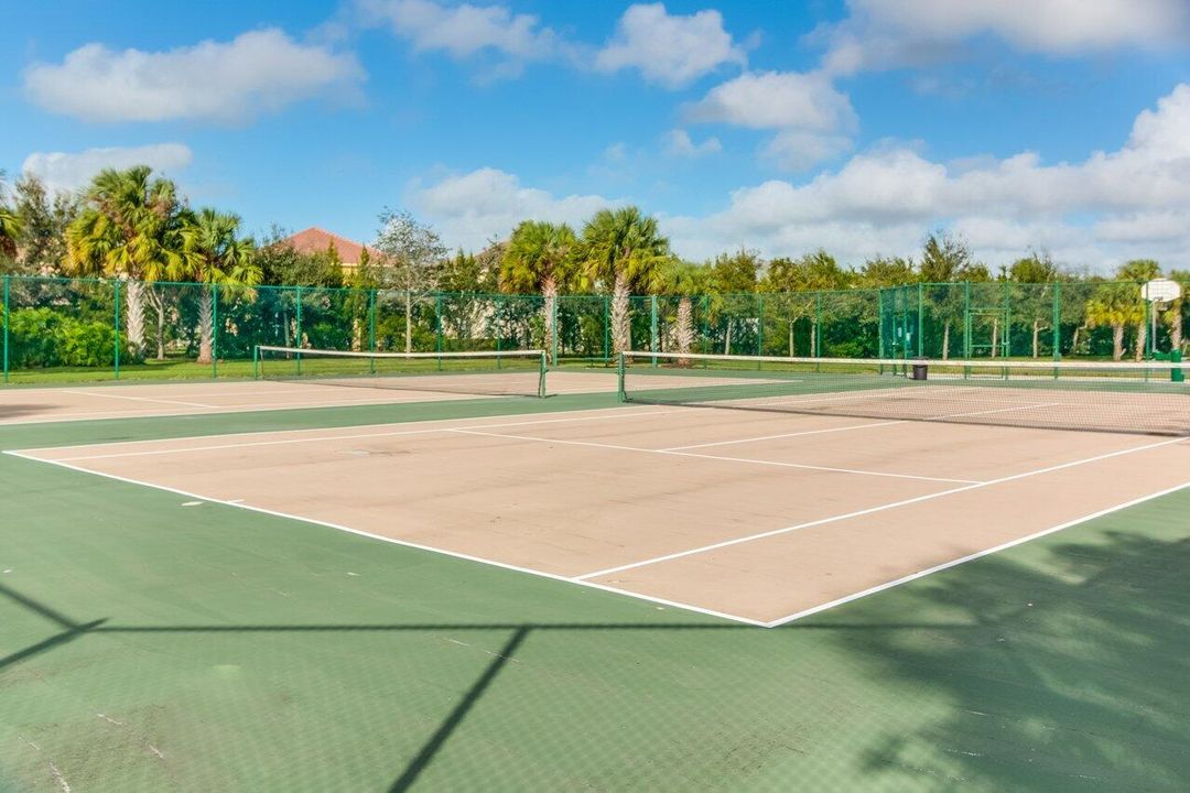 Activo con contrato: $695,000 (5 camas, 3 baños, 2807 Pies cuadrados)