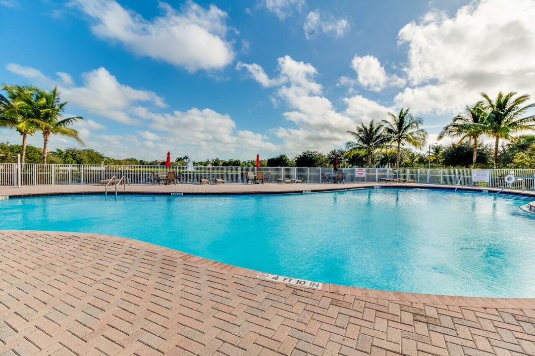 Activo con contrato: $695,000 (5 camas, 3 baños, 2807 Pies cuadrados)