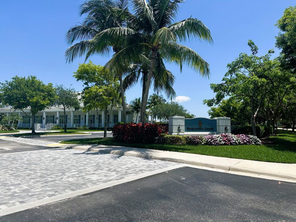 Activo con contrato: $695,000 (5 camas, 3 baños, 2807 Pies cuadrados)