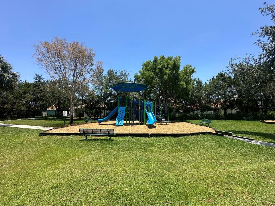 Activo con contrato: $695,000 (5 camas, 3 baños, 2807 Pies cuadrados)