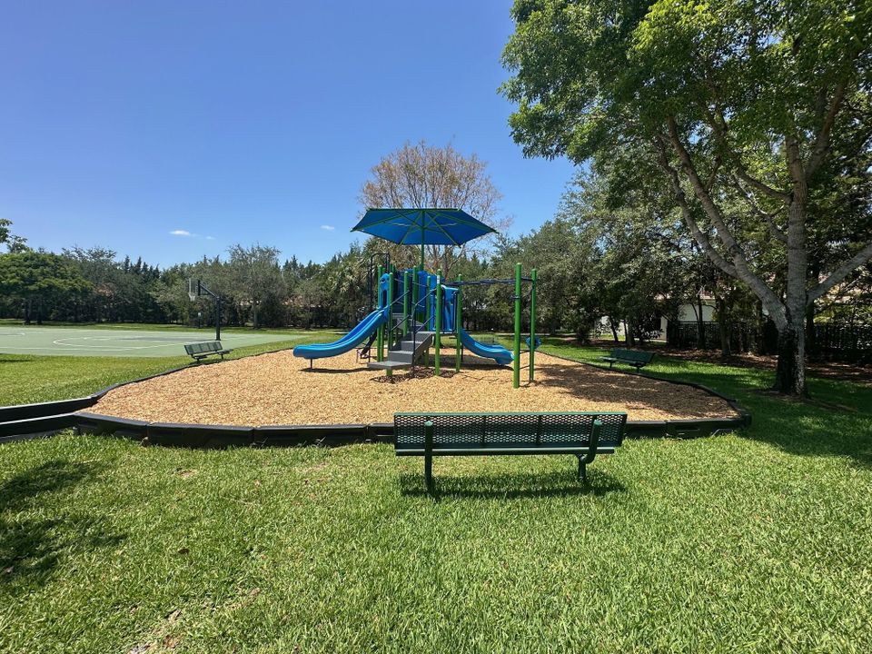 Activo con contrato: $695,000 (5 camas, 3 baños, 2807 Pies cuadrados)