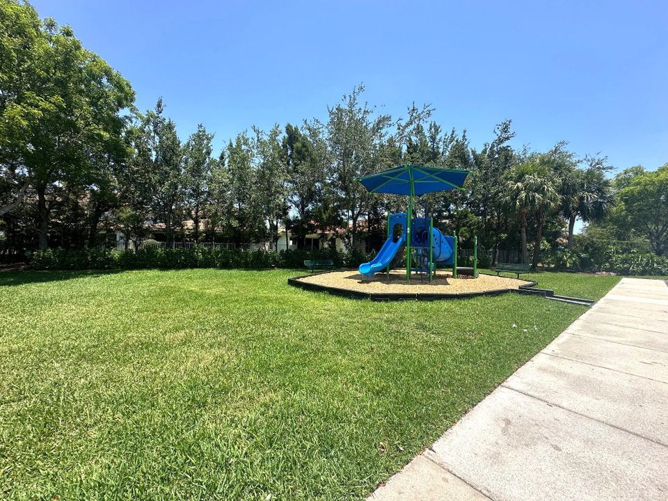 Activo con contrato: $695,000 (5 camas, 3 baños, 2807 Pies cuadrados)