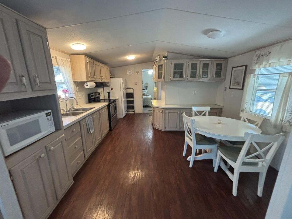 待售: $49,900 (2 贝兹, 2 浴室, 924 平方英尺)