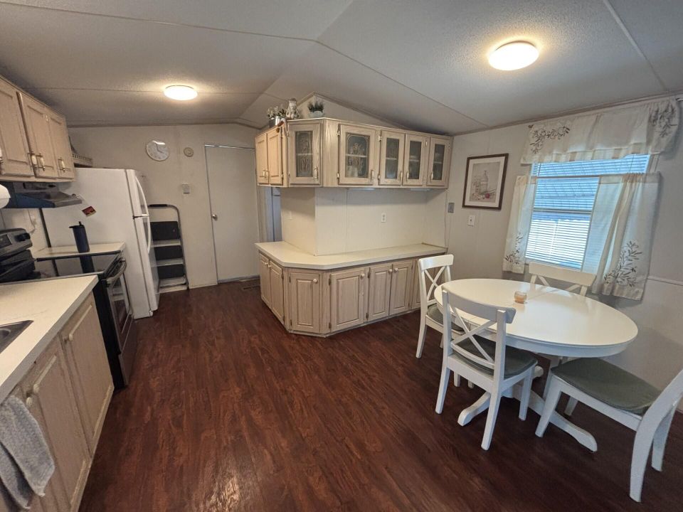 待售: $49,900 (2 贝兹, 2 浴室, 924 平方英尺)