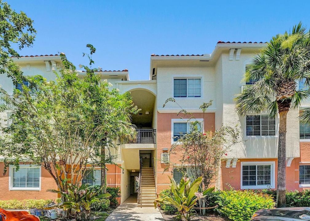 For Sale: $300,000 (3 beds, 2 baths, 1310 Square Feet)