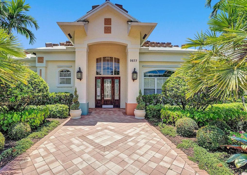 For Sale: $300,000 (3 beds, 2 baths, 1310 Square Feet)