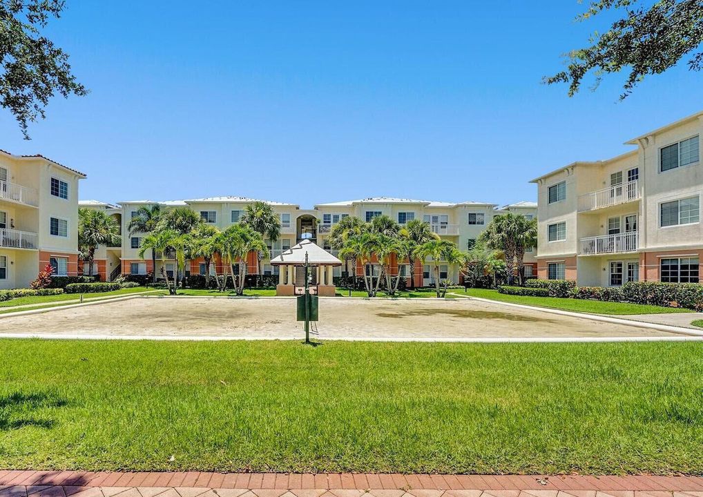 For Sale: $300,000 (3 beds, 2 baths, 1310 Square Feet)