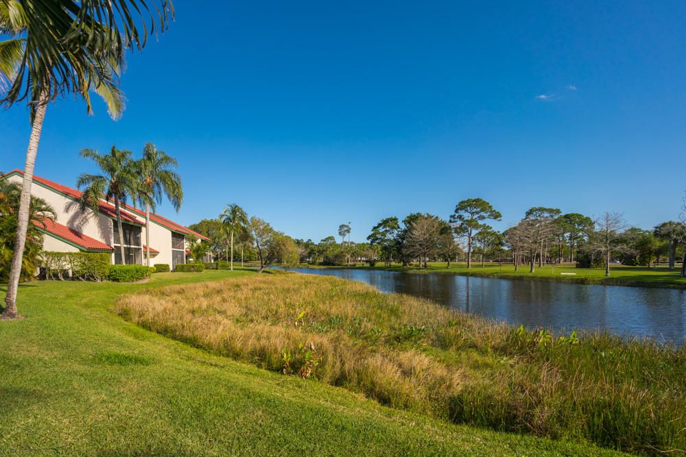 合同活跃: $388,470 (2 贝兹, 1 浴室, 1025 平方英尺)