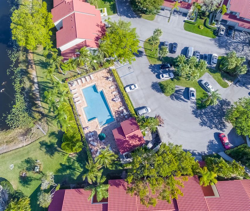 合同活跃: $388,470 (2 贝兹, 1 浴室, 1025 平方英尺)