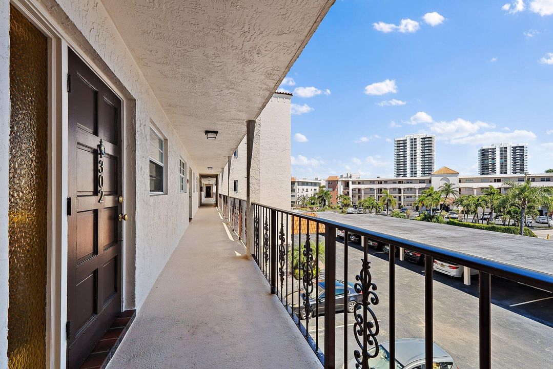 合同活跃: $209,000 (2 贝兹, 2 浴室, 1200 平方英尺)