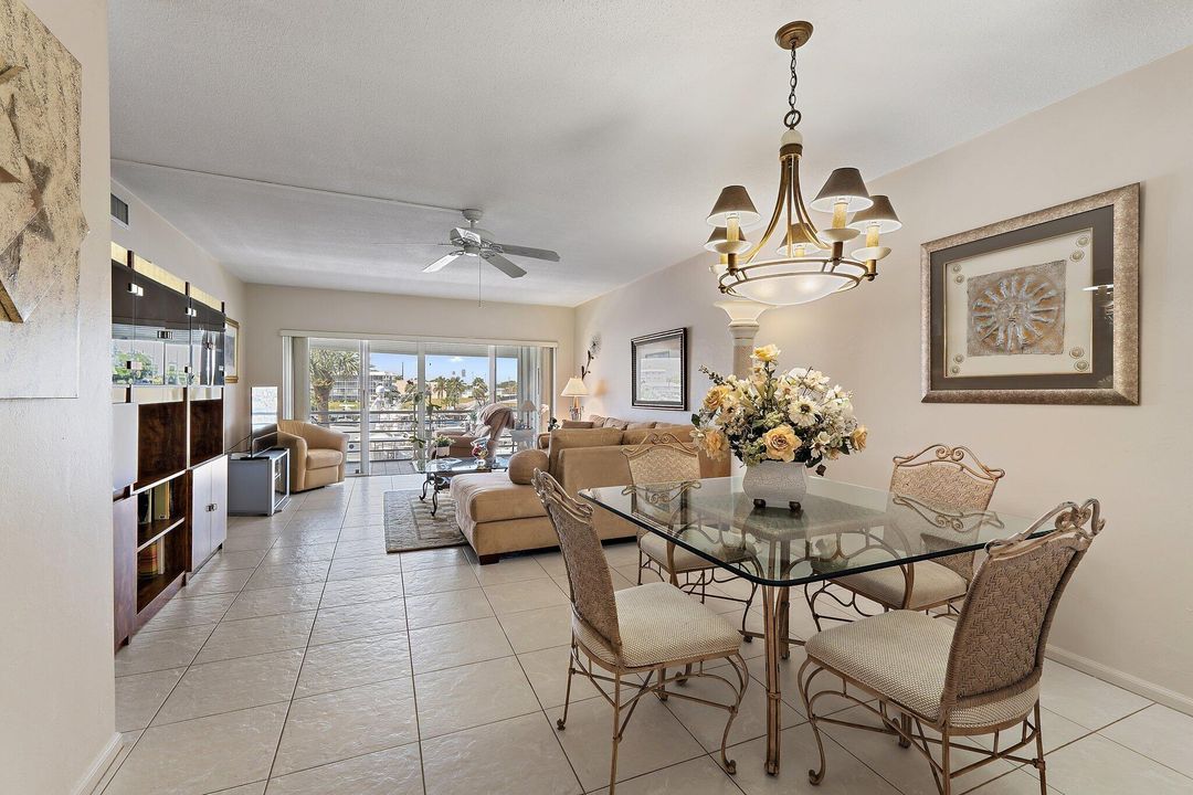 合同活跃: $209,000 (2 贝兹, 2 浴室, 1200 平方英尺)